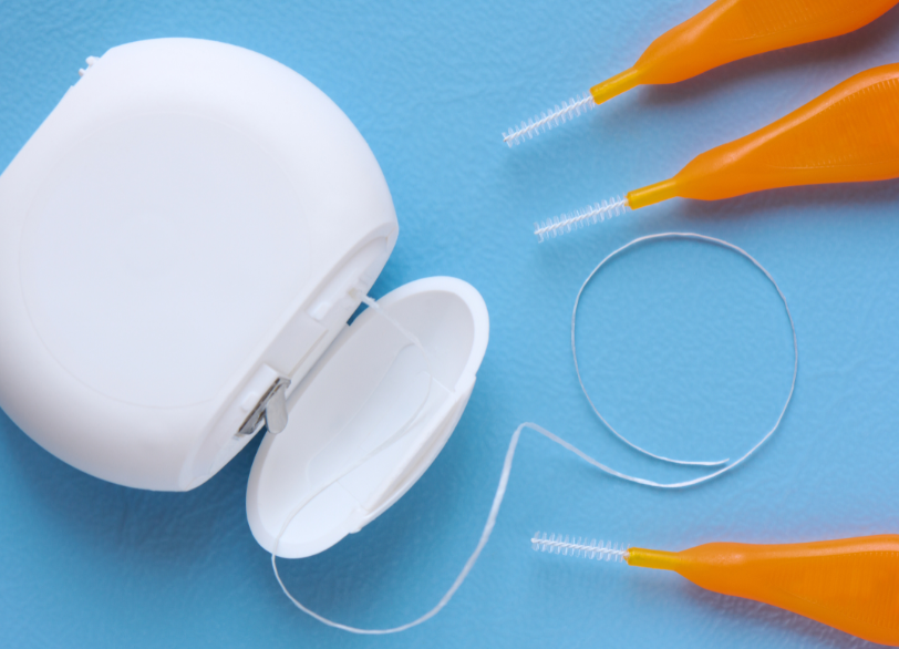 デンタルフロスや歯間ブラシの正しい使い方｜芦屋ラポルテ