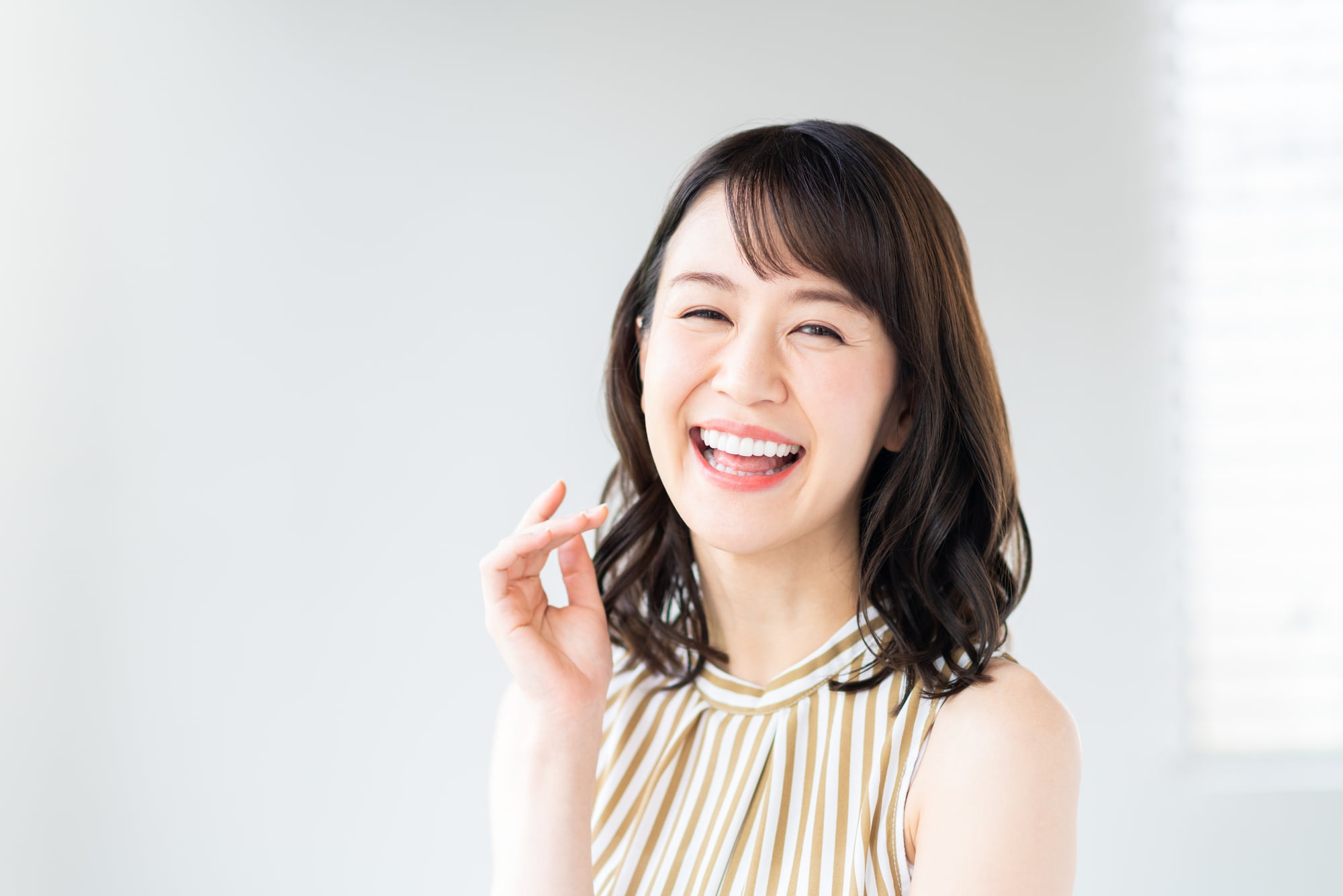 予防歯科で虫歯のない美しい歯で笑う女性