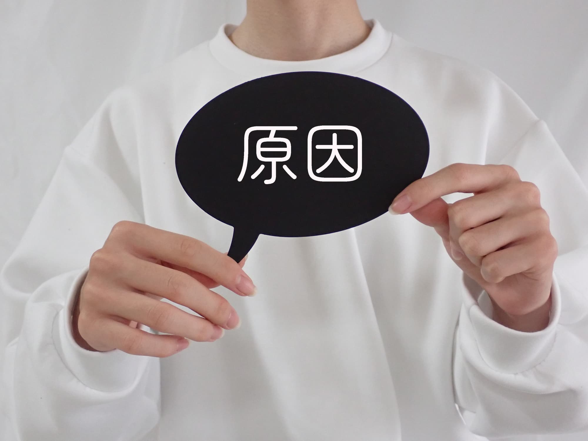 歯周病の原因を伝える女性