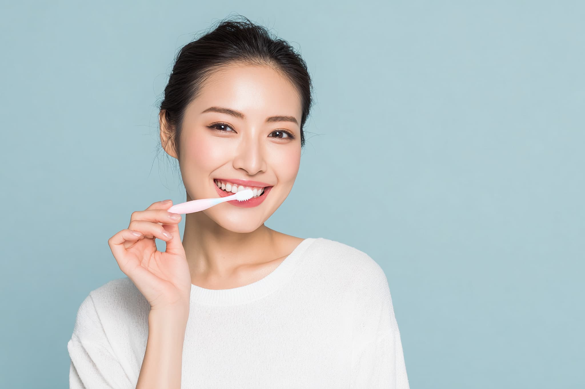 正しい歯磨き習慣を身につけて虫歯を予防する女性