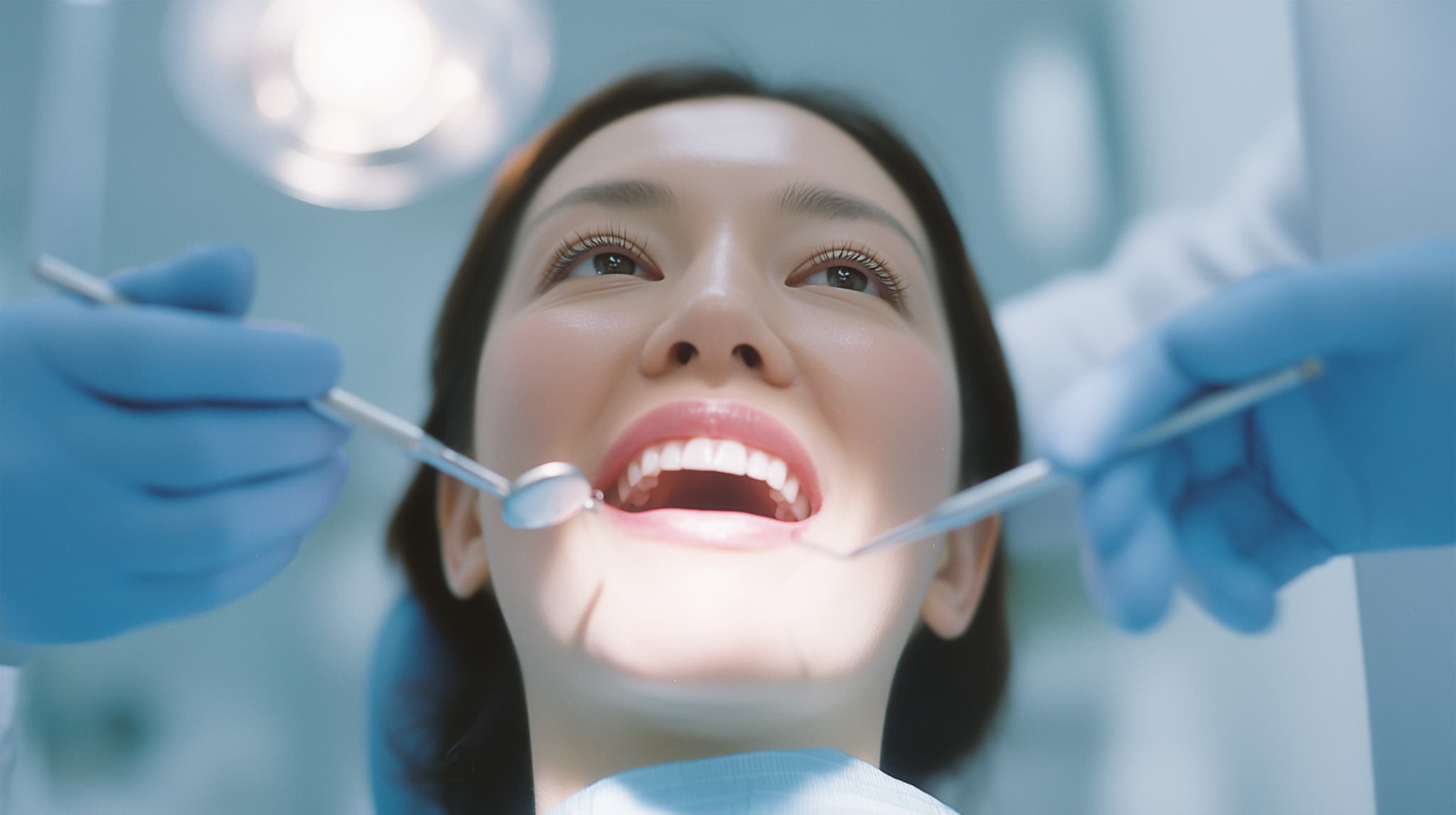 虫歯を予防するため定期的に歯科検診を受ける女性