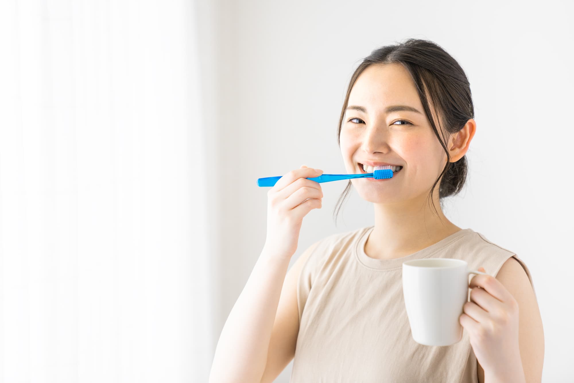 正しい歯磨きで歯周病予防をする女性