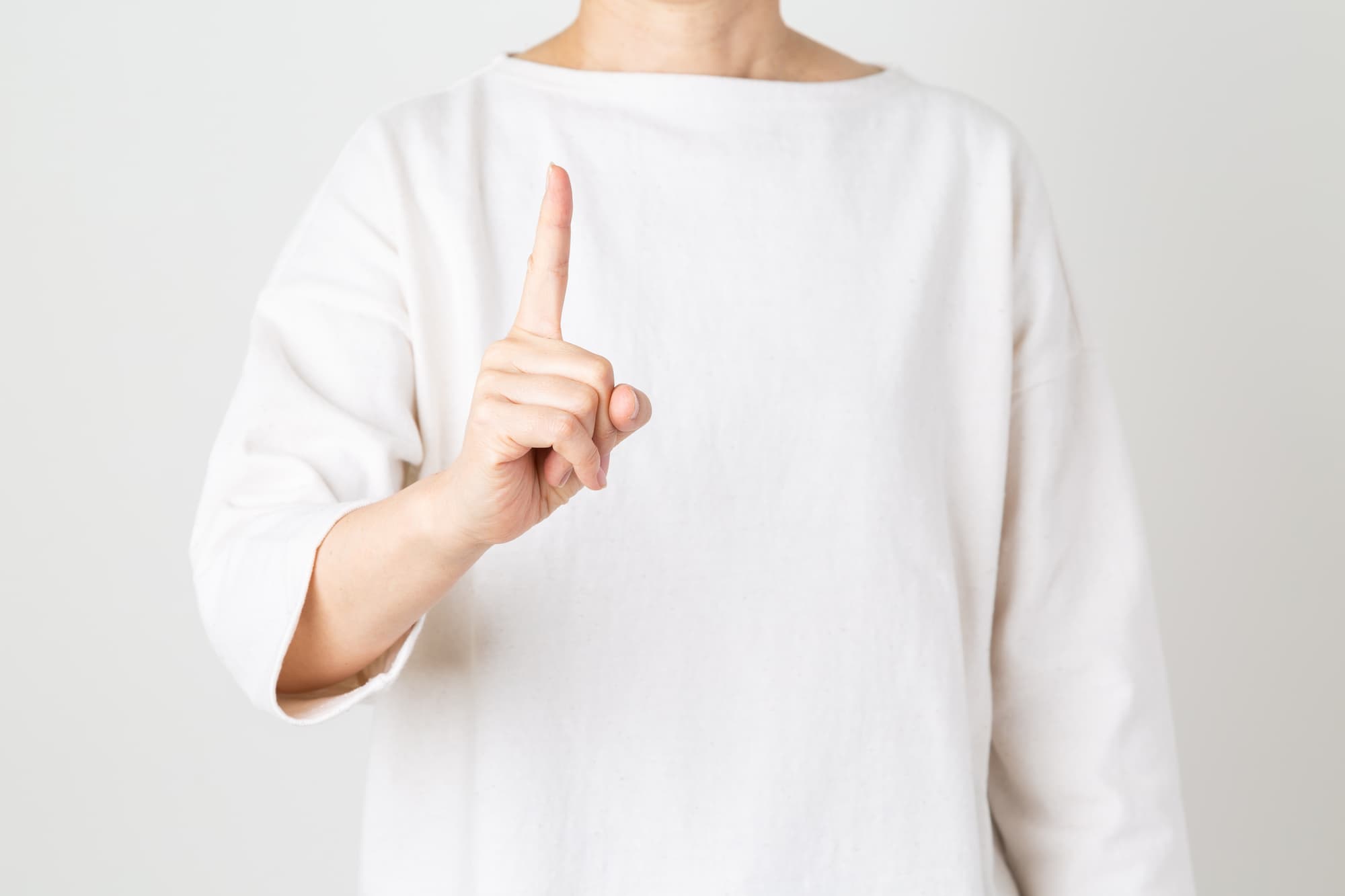 歯周病を放置してはいけない理由を伝える女性