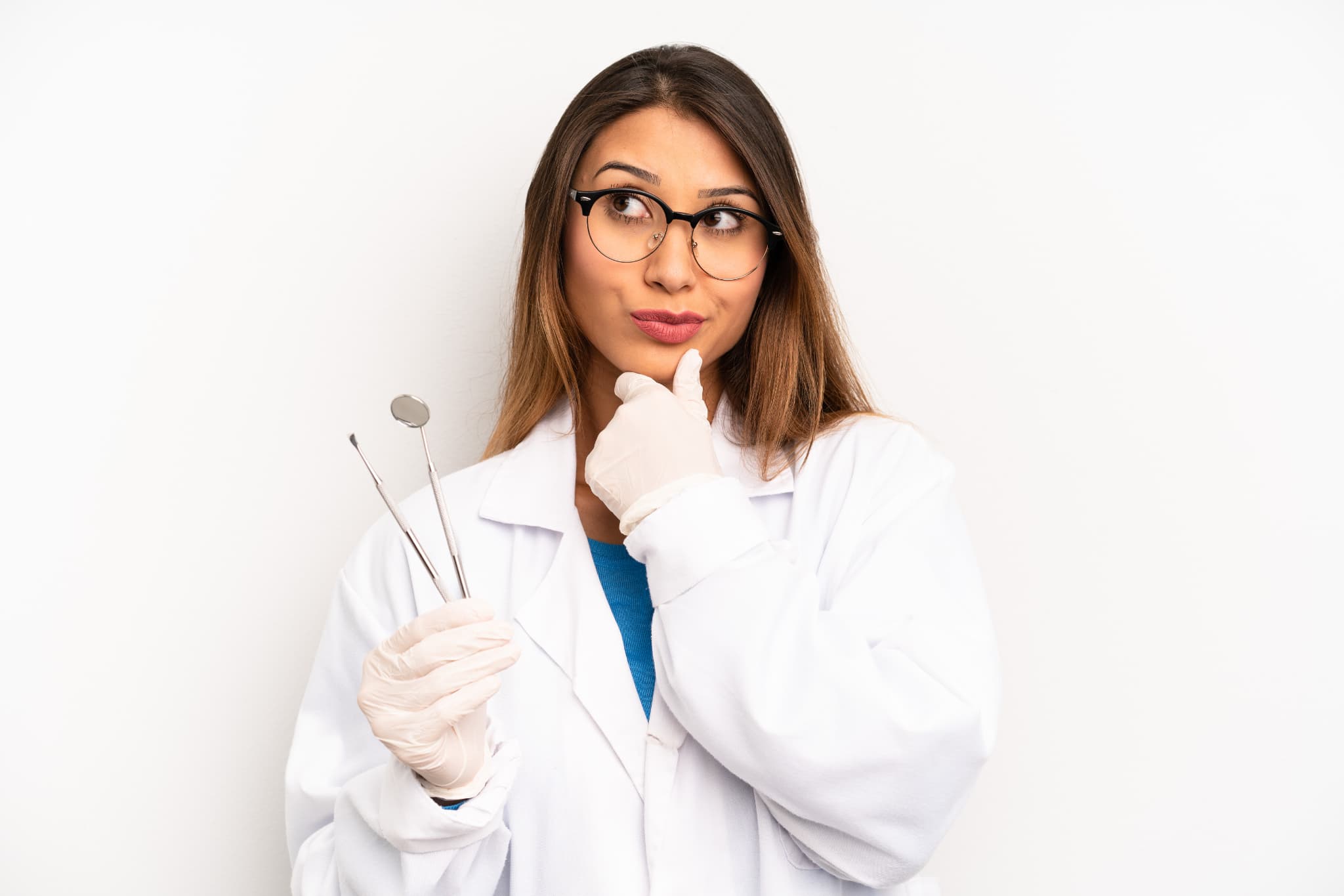 根管治療は何回通院が必要か考える女性