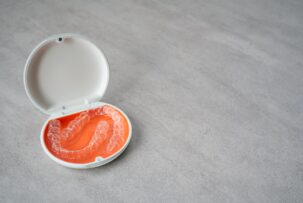 歯の矯正に使用するインビザライン