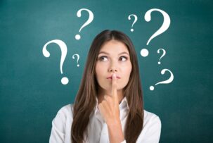 歯列矯正の方法にはどのような種類があるのか考える女性