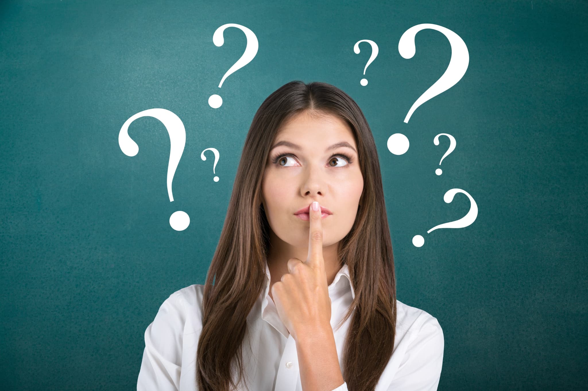 歯列矯正の方法にはどのような種類があるのか考える女性