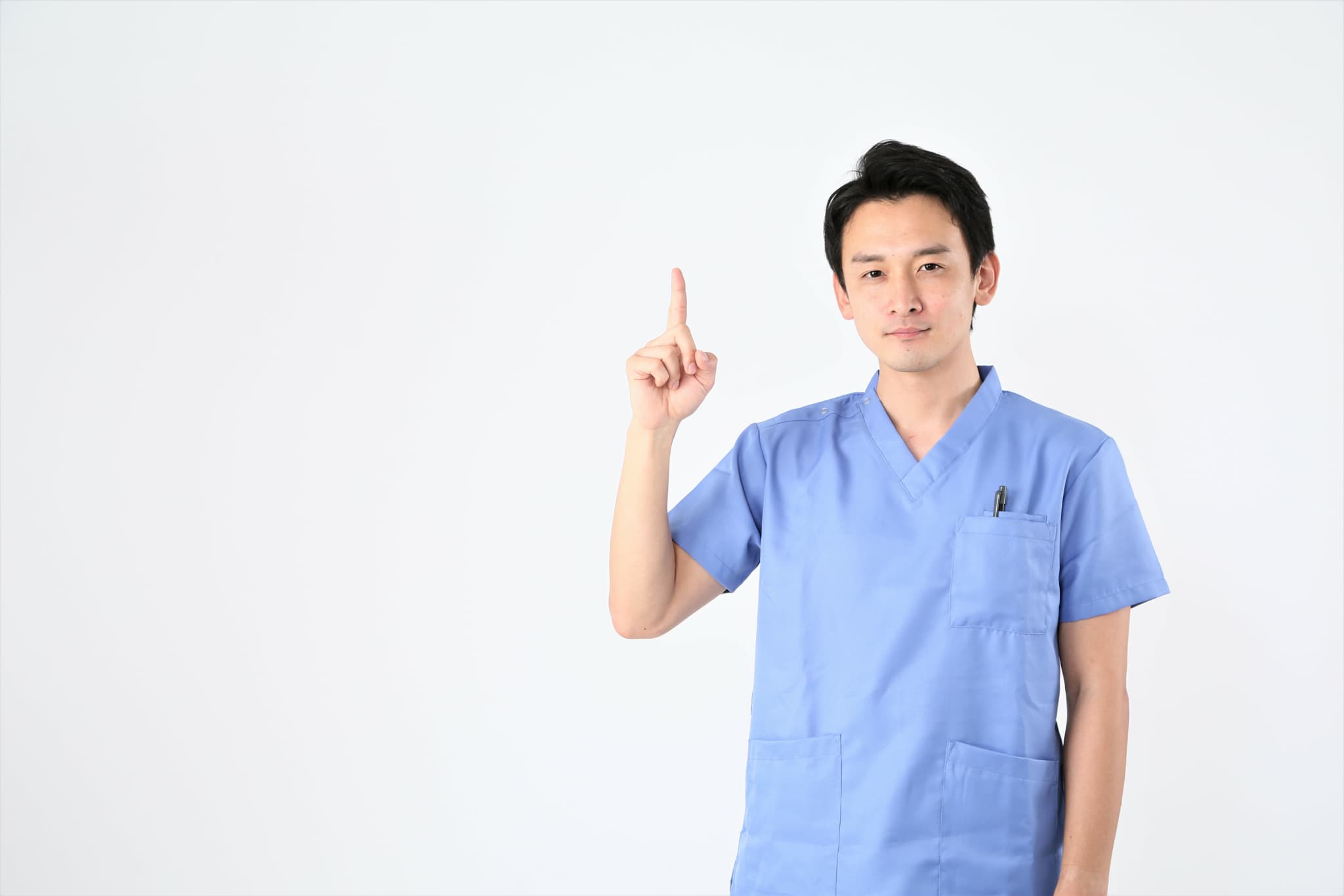 歯周外科治療について説明する歯科医師の男性