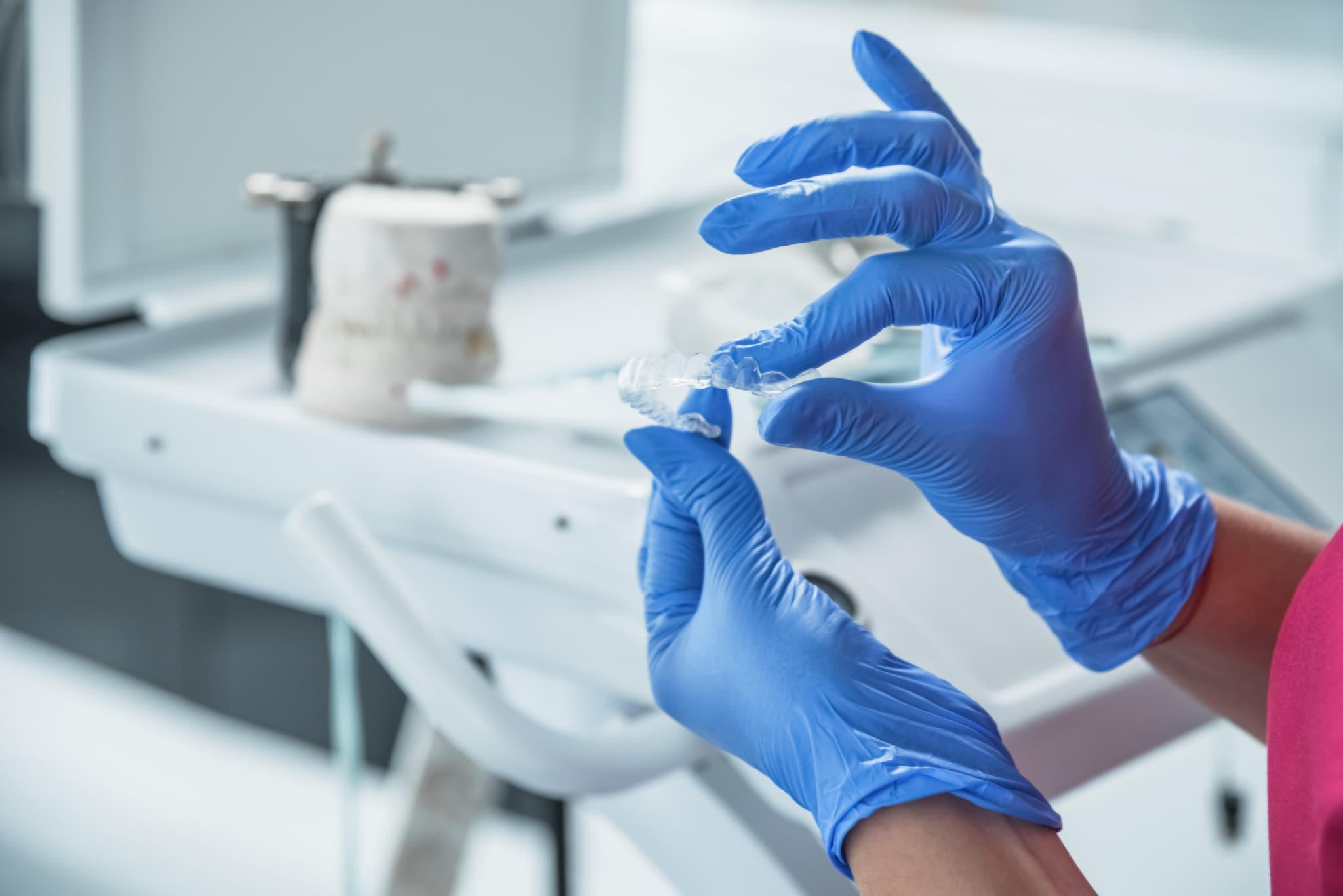 オーダーメイドでマウスピースを製作する様子