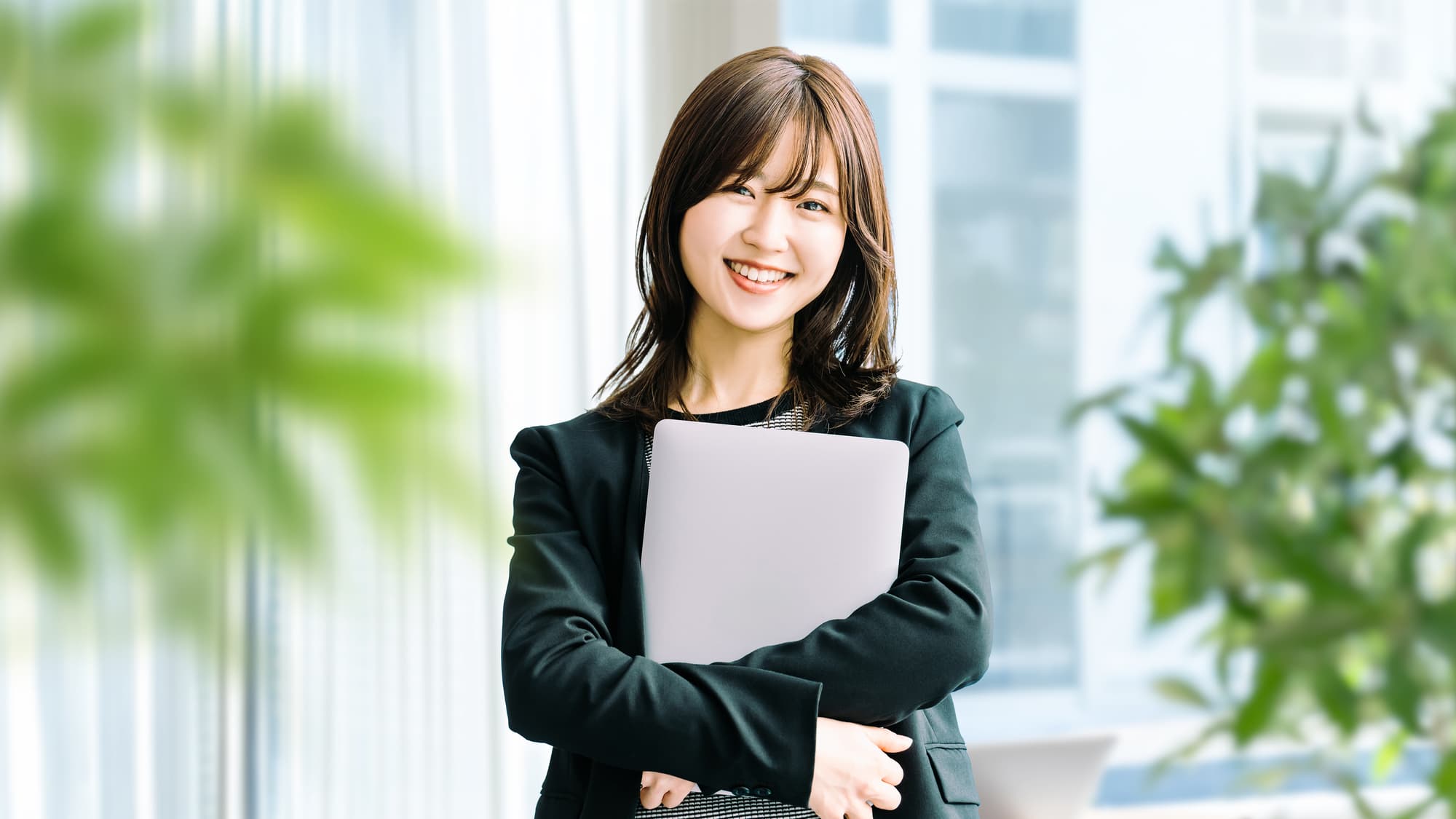 歯科医院で行うブラッシング指導を受けて健康な歯を維持している笑顔の女性