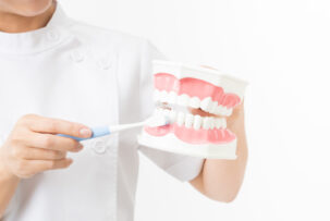 歯科医院でブラッシング指導を行うイメージ