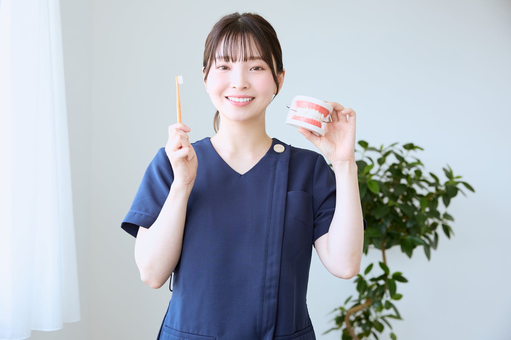 ブラッシング指導について説明する歯科衛生士