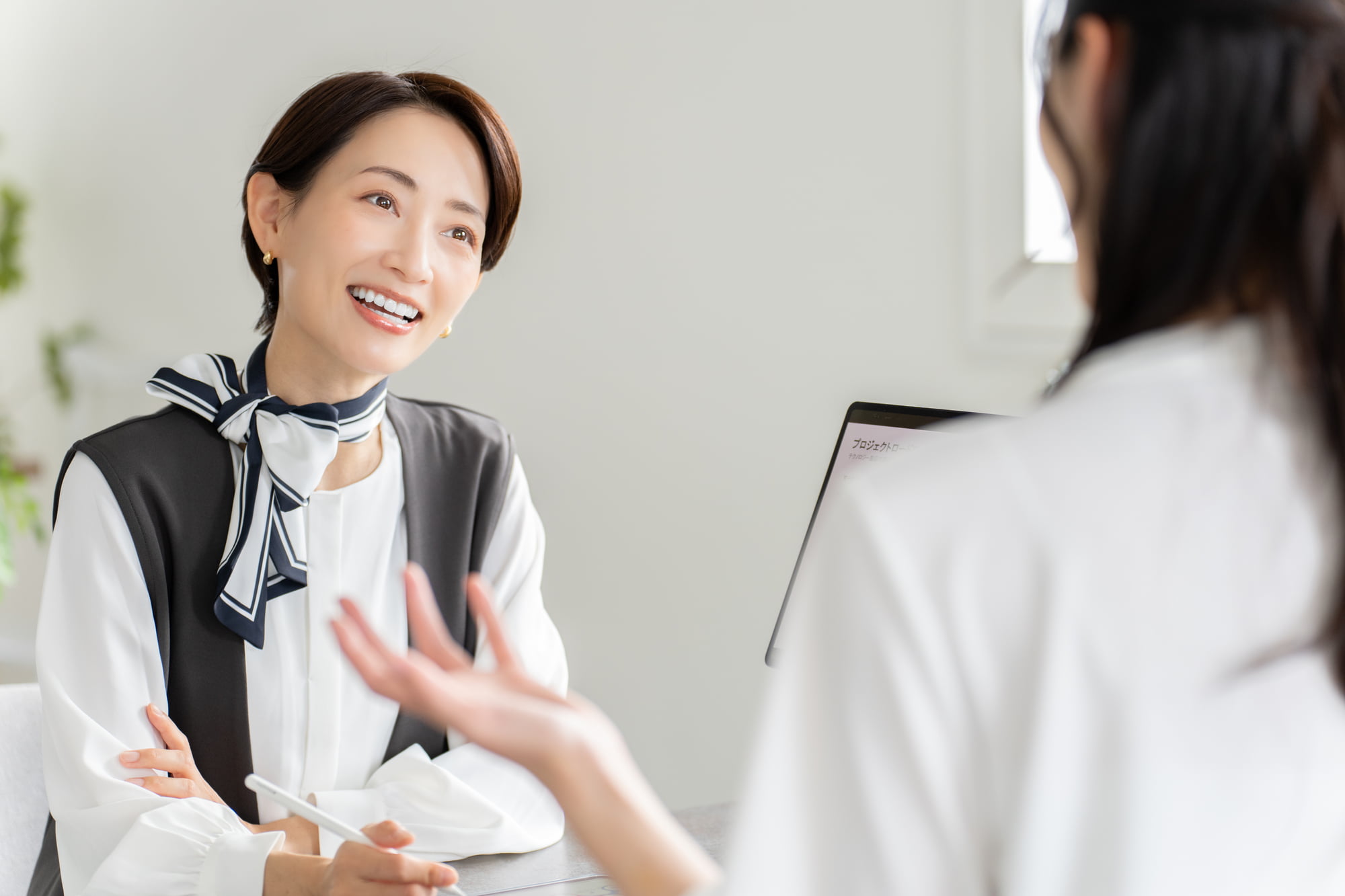 根管治療を終えて元気に仕事に励む女性