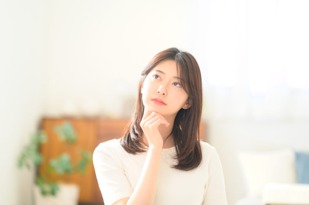 乳歯が虫歯になりやすい理由を考えている女性