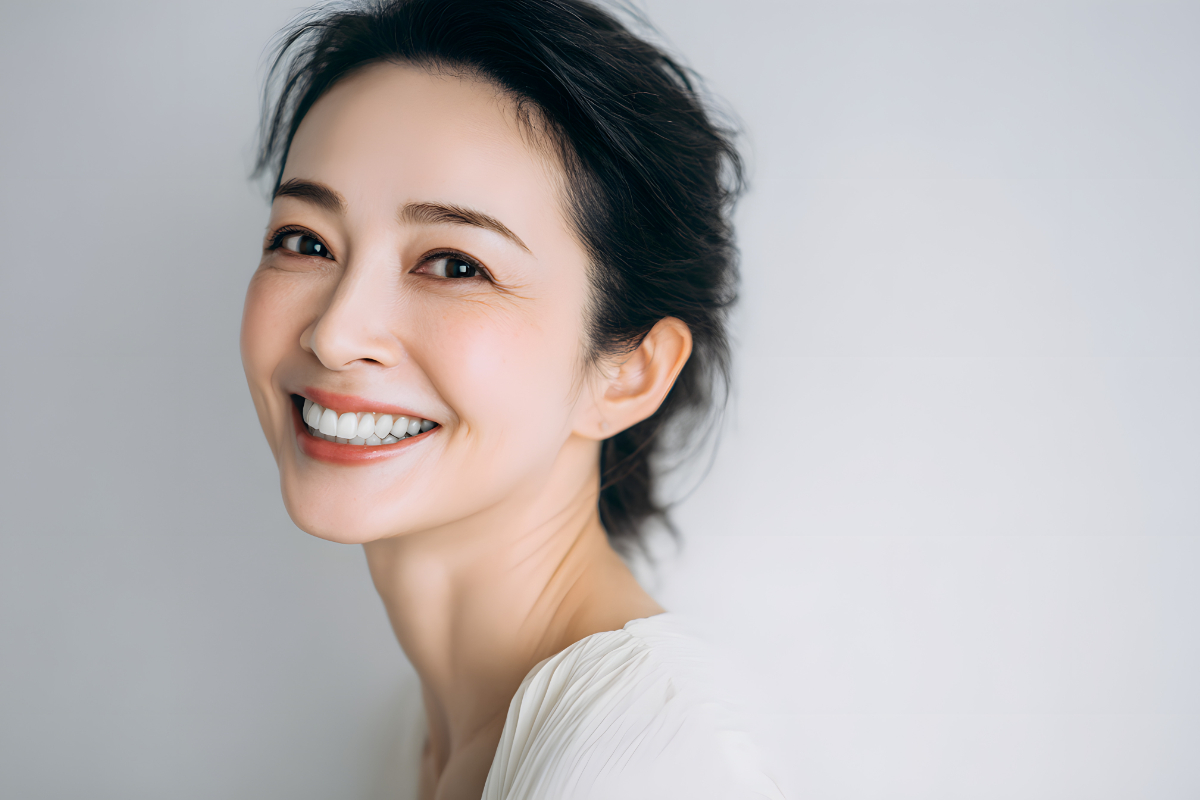 審美歯科治療で歯が綺麗になった女性