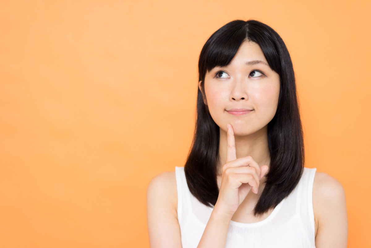審美歯科治療とは何かを考えている女性
