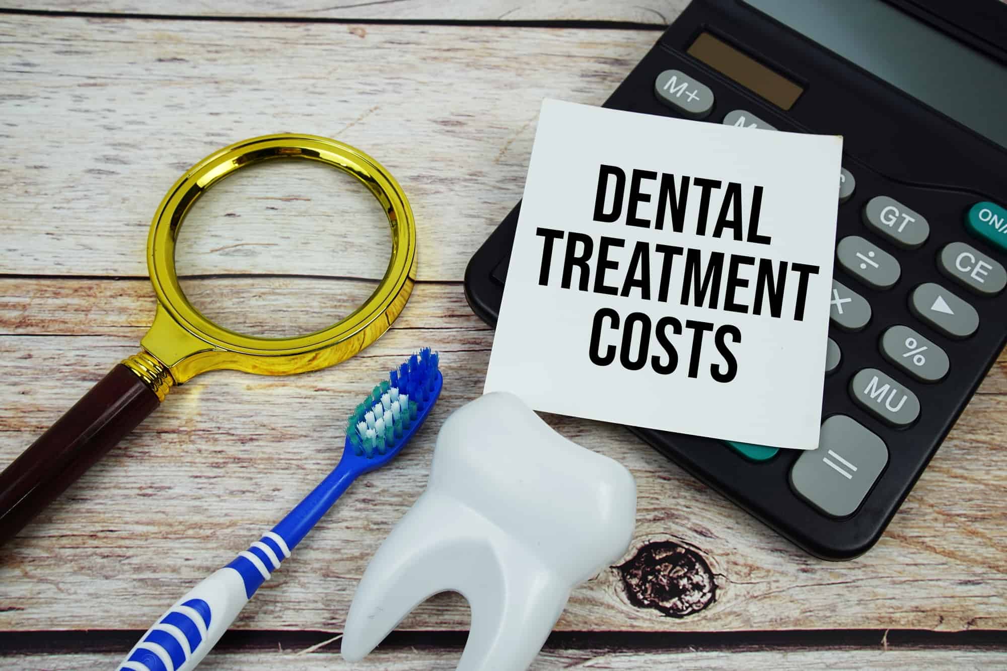 ブリッジ治療にかかる費用を示す歯の模型と計算機