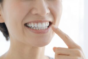 歯周病を予防できている綺麗な歯ぐきの女性