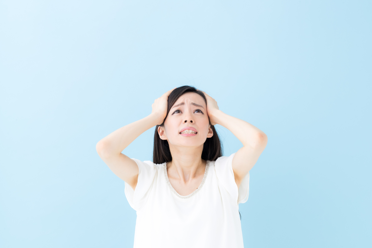 顎関節症を放置した後を恐れる女性