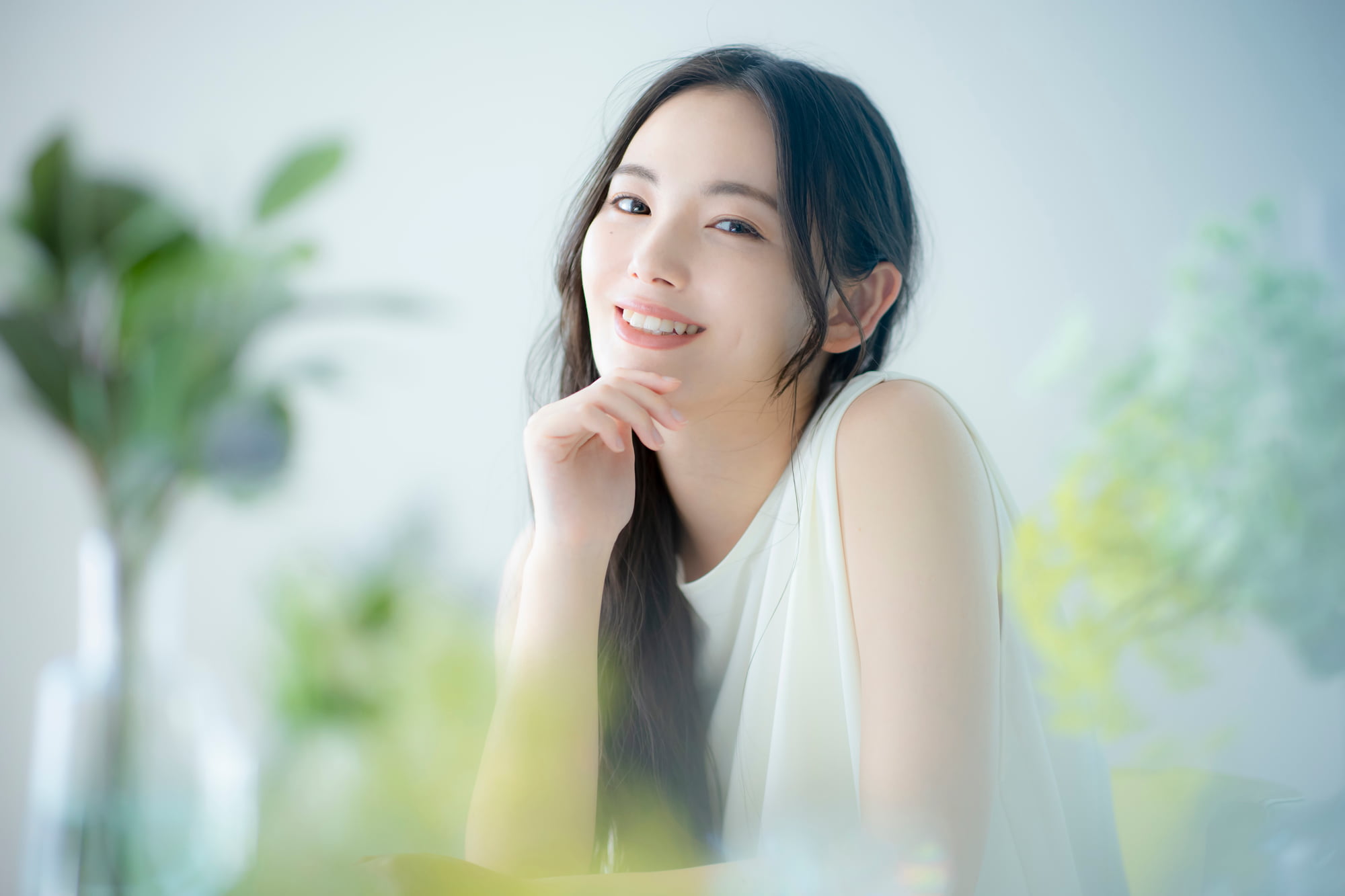 ホワイトニングで白くなった歯に満足している女性