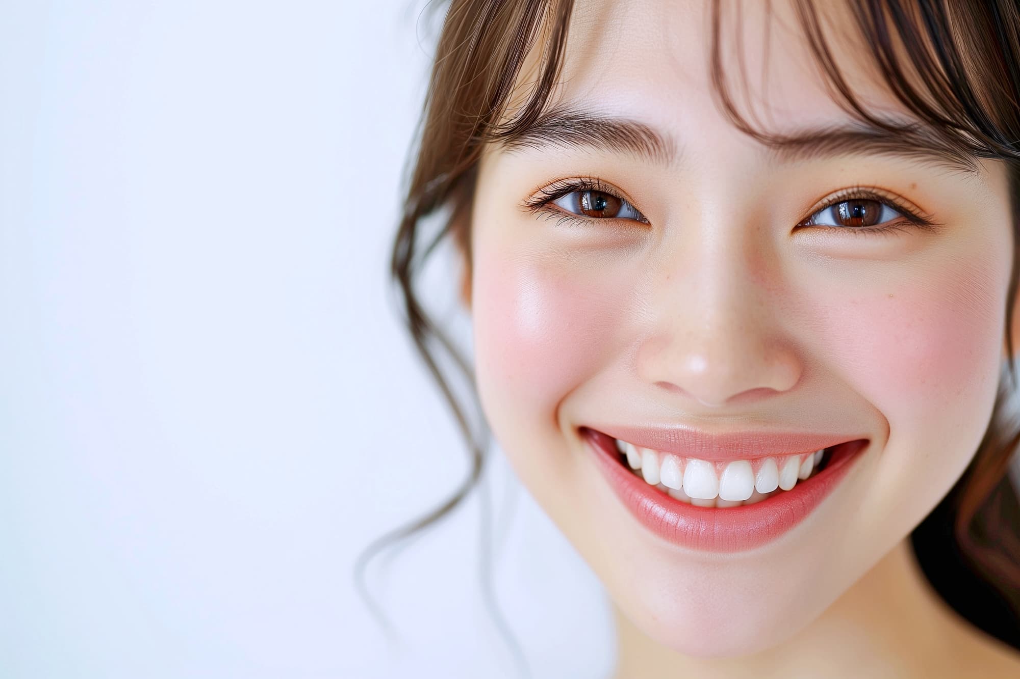 セラミック治療を受けて美しい口元を手に入れた女性